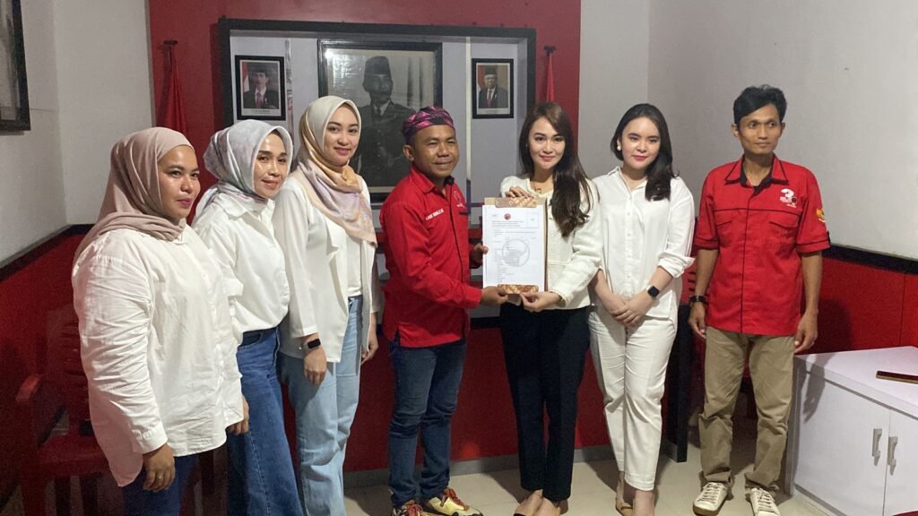 Perwakilan Tri Febrianto Damu mengambil formulir pendaftaran bakal calon Wali Kota Kendari di DPC PDIP Kendari.