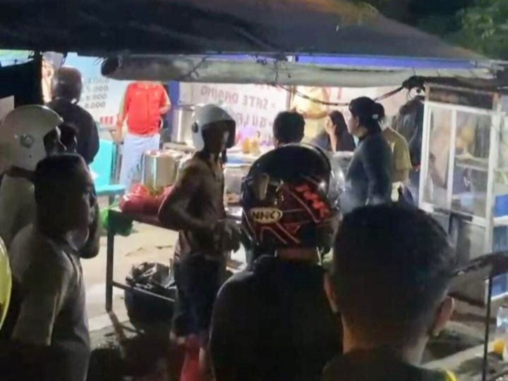 Kondisi warung sate di Kendari yang diserang sekelompok preman.