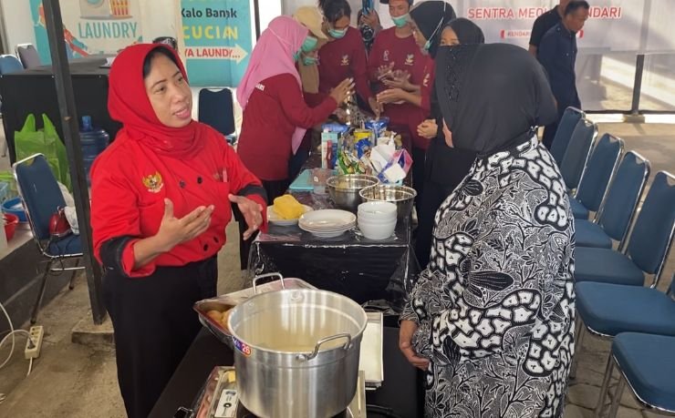 Mensos saat memantau pelatihan di Sentra Meohai Kendari.