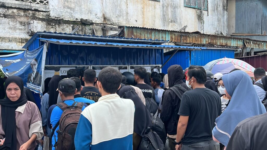 Situasi pemudik di depan loket pembelian tiket Pelabuhan Nusantara Kendari.