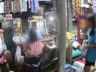 Mak-Mak di Kendari Kepergok Hendak Curi Uang Warung Kelontong, Aksinya Terekam CCTV