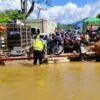 Akses Jalan di Oheo Putus Akibat Banjir, Polres Konut Evakuasi Warga Pakai Perahu Rakit