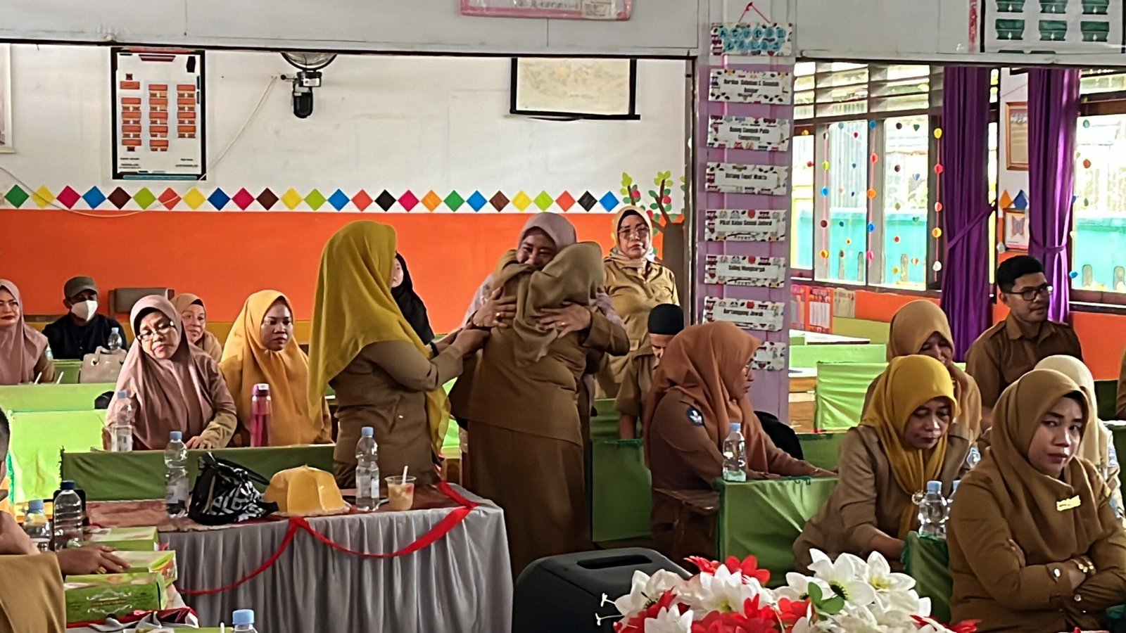 Dikmudora Mediasi Persoalan Guru dan Kepsek SDN 96 Kendari Dikmudora Mediasi Persoalan Guru dan Kepsek SDN 96 Kendari