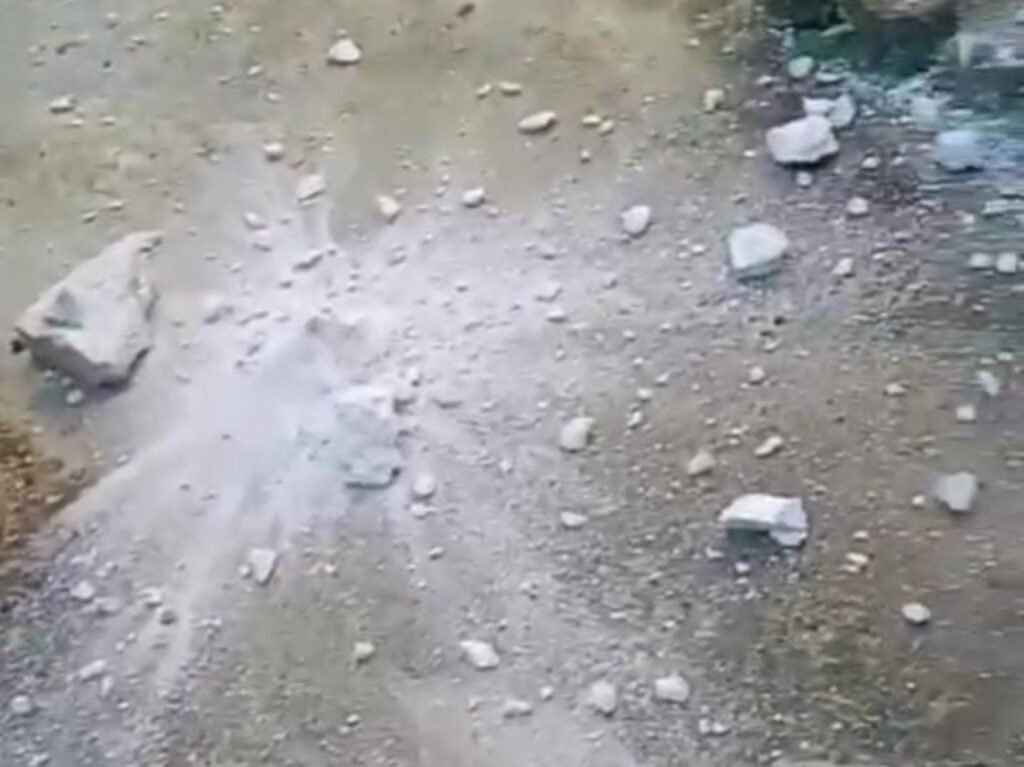 Sejumlah material di gedung mega kampus UM Kendari yang berjatuhan di rumah warga.