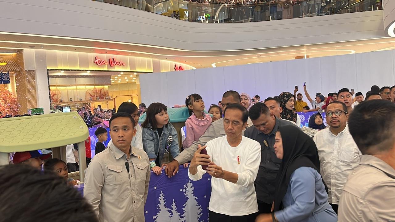 Jokowi Bagi-Bagi Kaos Bergambar Wajahnya, saat Berkunjung di Kendari Jokowi Bagi-Bagi Kaos Bergambar Wajahnya, saat Berkunjung di Kendari