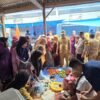 Heboh Mak-Mak Sambut Bupati Abdul Azis di Pasar Penanggo Koltim