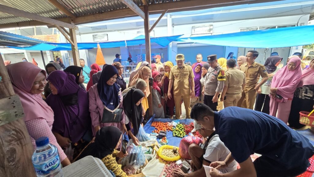 Bupati Kolaka Timur, Abdul Azis saat mengunjungi Pasar Penanggo Jaya, Kecamatan Lambandia.