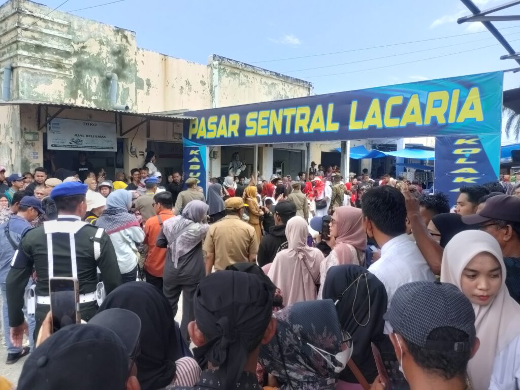 Ribuan Warga Kabupaten Kolaka Utara, Sulawesi Tenggara (Sultra), menyambut Presiden Jokowi saat mengunjungi Pasar Lacaria.