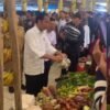 Momen Presiden Jokowi Beli Terong Bulat saat Kunjungi Pasar Sentral Lacaria, Kolaka Utara