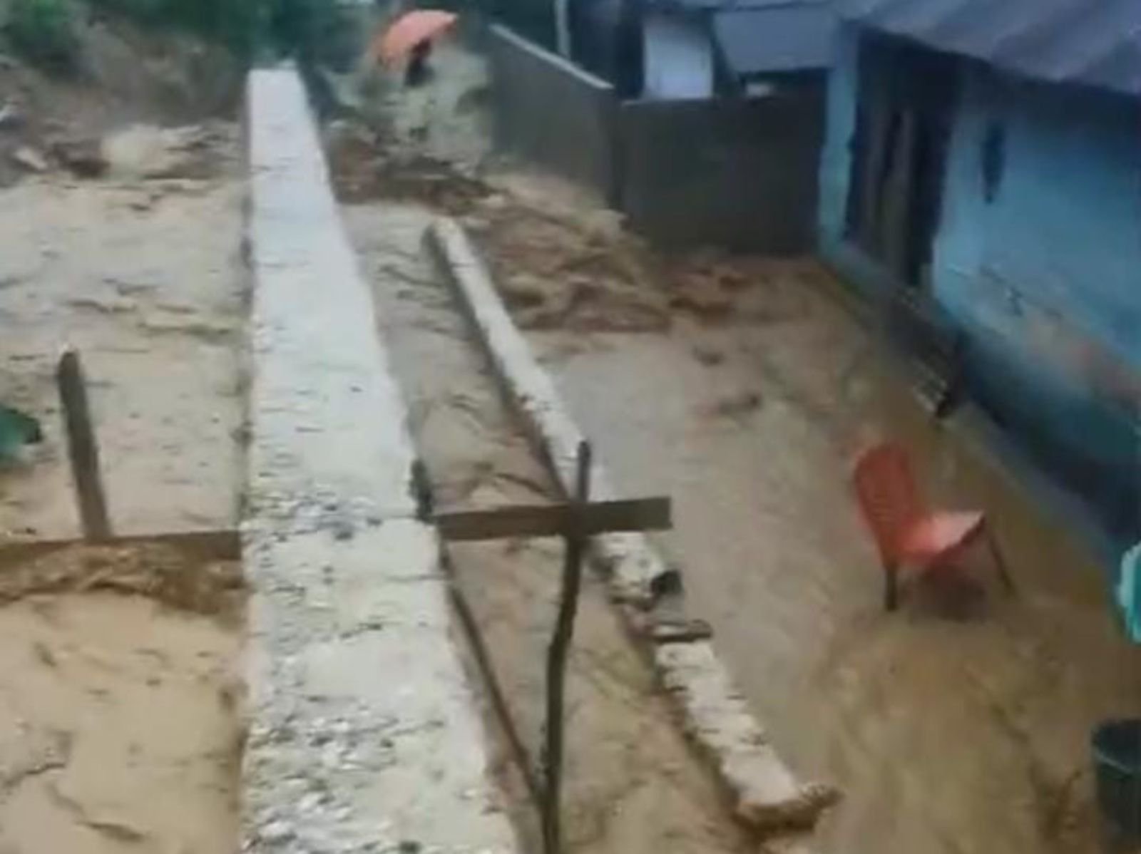 Warga Puuwatu Keluhkan Banjir Lumpur dari Kawasan BTN Sudah Masuk Dalam Rumah Warga Puuwatu Keluhkan Banjir Lumpur dari Kawasan BTN Sudah Masuk Dalam Rumah