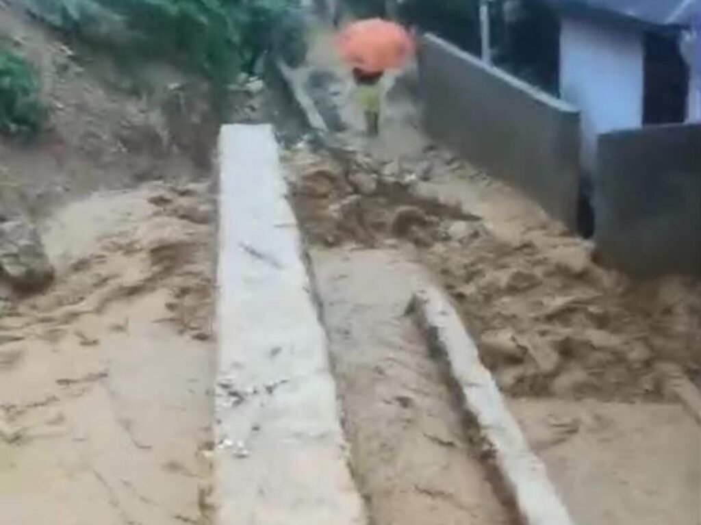 Rumah warga terdampak banjir lumpur di Kelurahan Watulondo, Kecamatan Puuwatu, Kota Kendari.