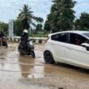 Kondisi Jalan Antero Hamra Kendari Belubang dan Digenangi Air Sulitkan Pengendara Lewat