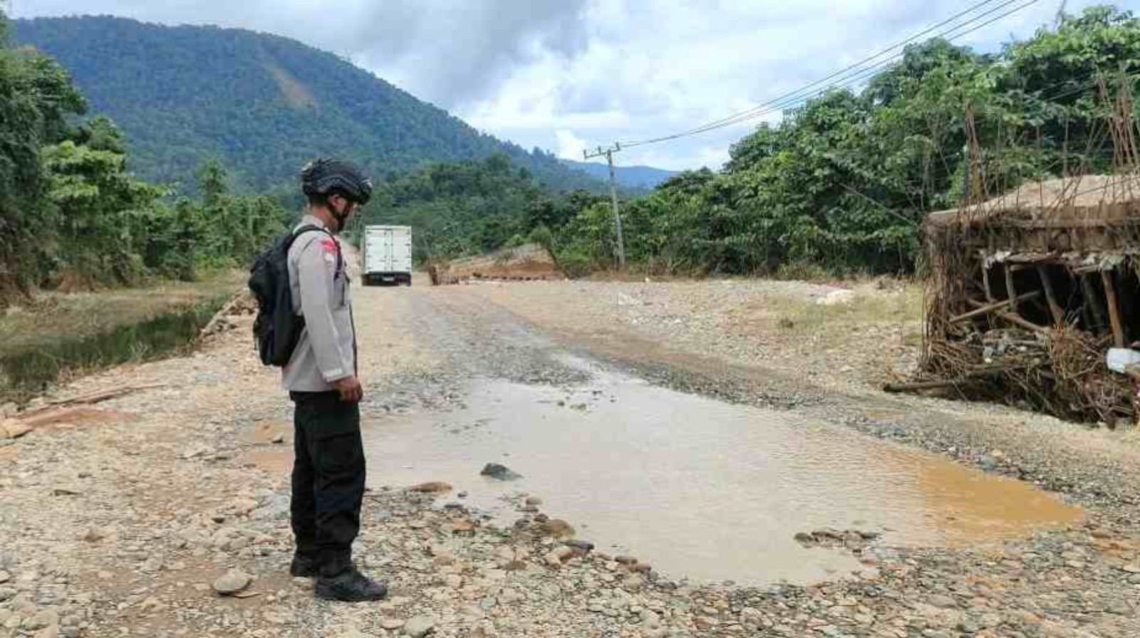 Ruas Jalan Trans Sulawesi di Konut Sudah Bisa Dilalui Kendaraan dengan Lancar Ruas Jalan Trans Sulawesi di Konut Sudah Bisa Dilalui Kendaraan dengan Lancar