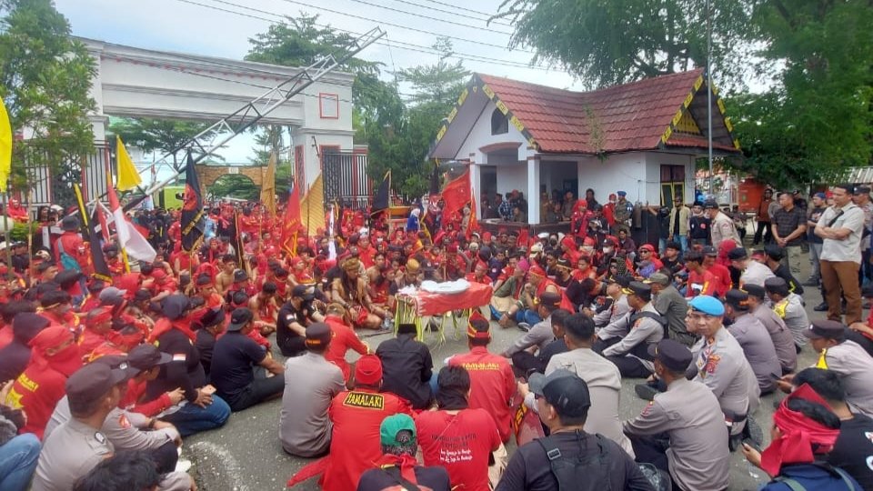 Organisasi Masyarakat (Ormas) Tamalaki menggelar aksi demonstrasi di depan Kantor Bupati Kolaka, Sulawesi Tenggara (Sultra). 