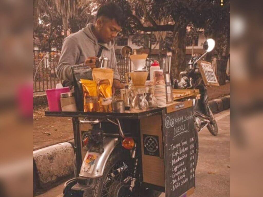 Owner Street Kopling Kendari, Abd Rachman Syah Yusuf, berkeliling menjajakan kopi dengan motor tua.