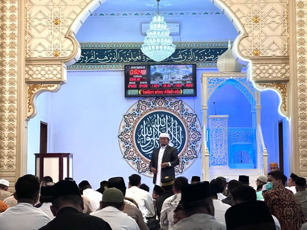 Suasana warga Kota Kendari saat mendengarkan khotbah Iduladha 1445 H di Masjid Jami’ Al Falah Lepo-Lepo.