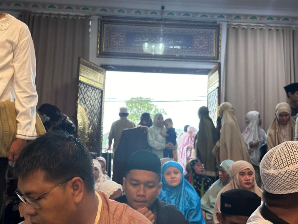 Suasana warga Kota Kendari saat mendengarkan khotbah Iduladha 1445 H di Masjid Jami’ Al Falah Lepo-Lepo.