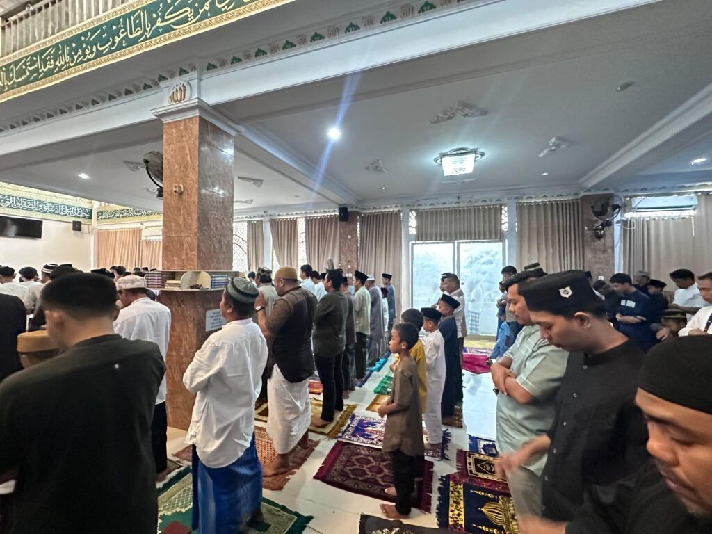 Suasana warga Kota Kendari saat melaksanakan salat Iduladha 1445 H di Masjid Jami’ Al Falah Lepo-Lepo.