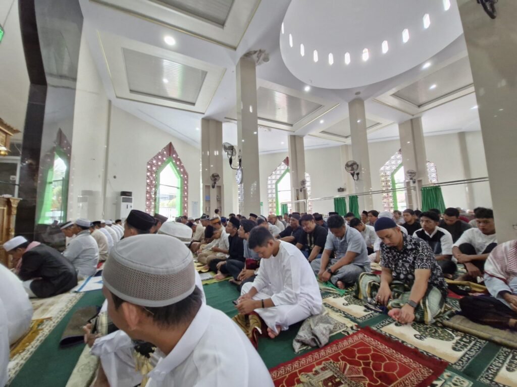 Jemaah memadati Masjid Nurul Haq Batu Marupa, Kota Kendari saat mendengar khutbah Iduladha 1445 H.