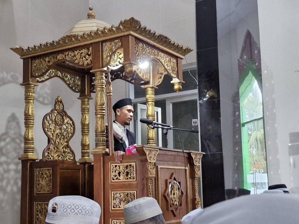 Suasana khutbah Iduladha 1445 H di Masjid Nurul Haq Batu Marupa, Kota Kendari.