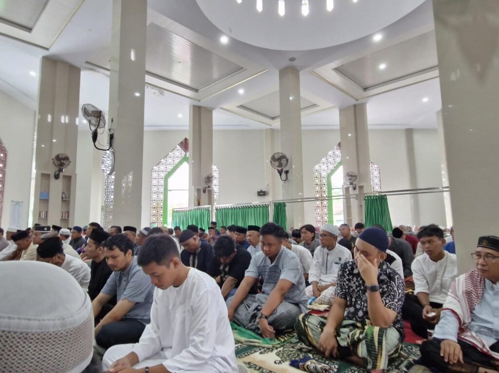 Suasana pelaksanaan salat Iduladha 1445 H di Masjid Nurul Haq Batu Marupa, Kota Kendari.