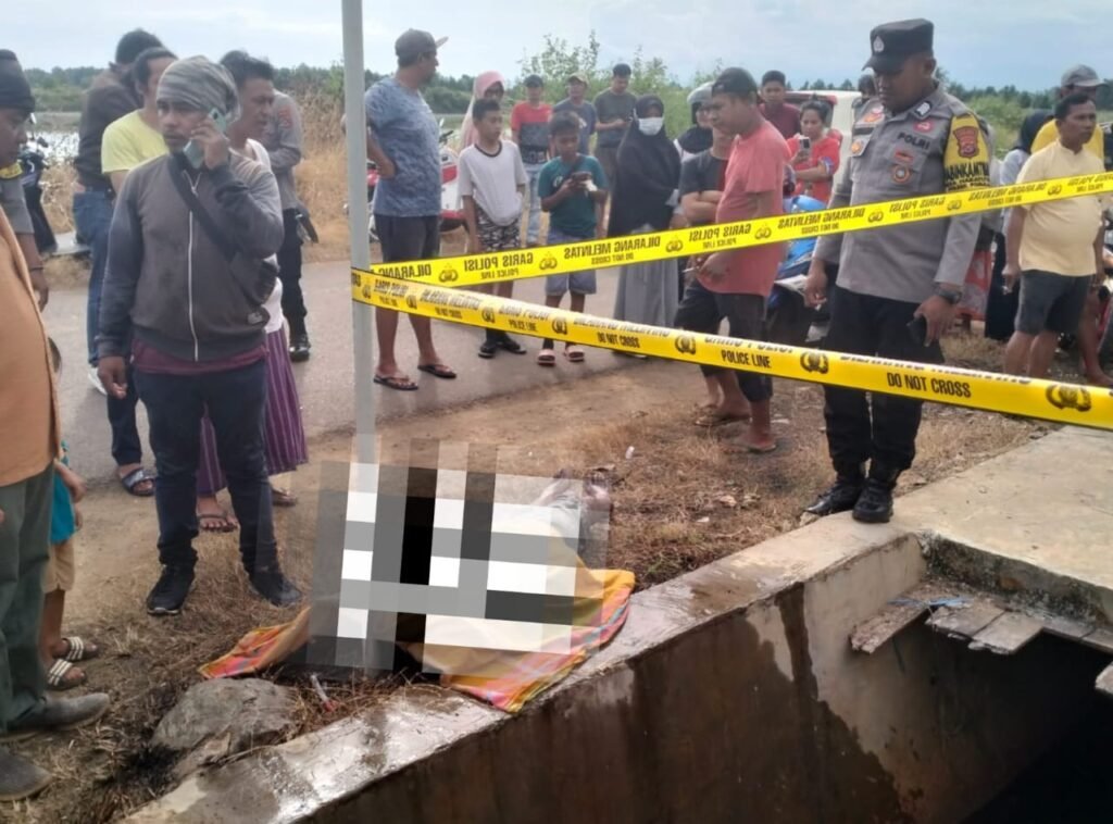 Polisi melakukan olah tempat kejadian perkara (TKP) penemuan mayat pria di saluran air Jalan Produksi, Desa Totobo, Kecamatan Pomalaa, Kabupaten Kolaka, Sulawesi Tenggara (Sultra).