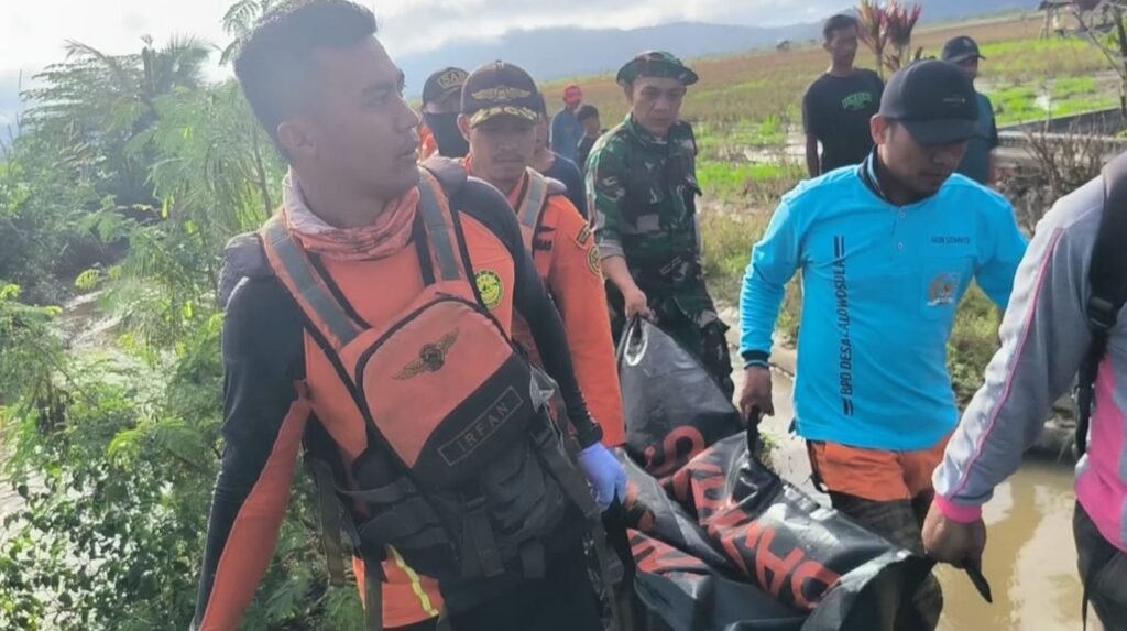 Tim SAR mengevakuasi jenazah korban tenggelam bernama Sakina (10) di Sungai Desa Lalowosula, Kecamatan Ladongi, Kolaka Timur (Koltim), Sulawesi Tenggara (Sultra).