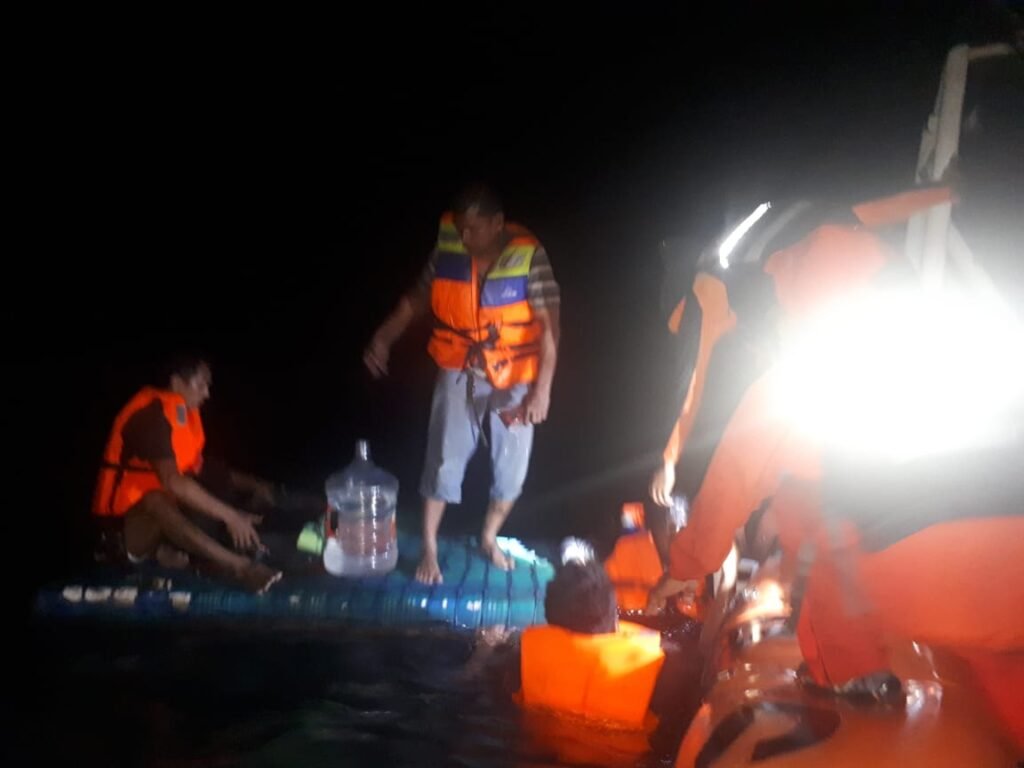 Tim SAR mengevakuasi empat anak buah kapal (ABK) tenggelam di Perairan Komponaone, Kecamatan Wangiwangi, Kabupaten Wakatobi, Sulawesi Tenggara (Sultra).