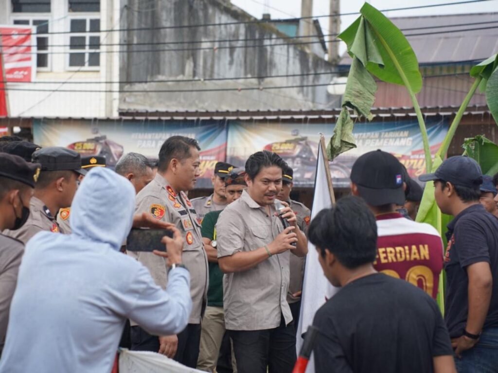 Bupati Kolaka Timur (Koltim), Abdul Azis, menemui massa demonstrasi perbaikan Jalan Raterate - Polipolia beberapa waktu lalu.