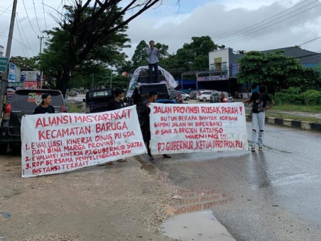 Warga Kecamatan Baruga, Kota Kendari, berdemonstrasi meminta Pemerintah Provinsi (Pemprov) Sulawesi Tenggara (Sultra) membenahi Jalan Brigjen Katamso.