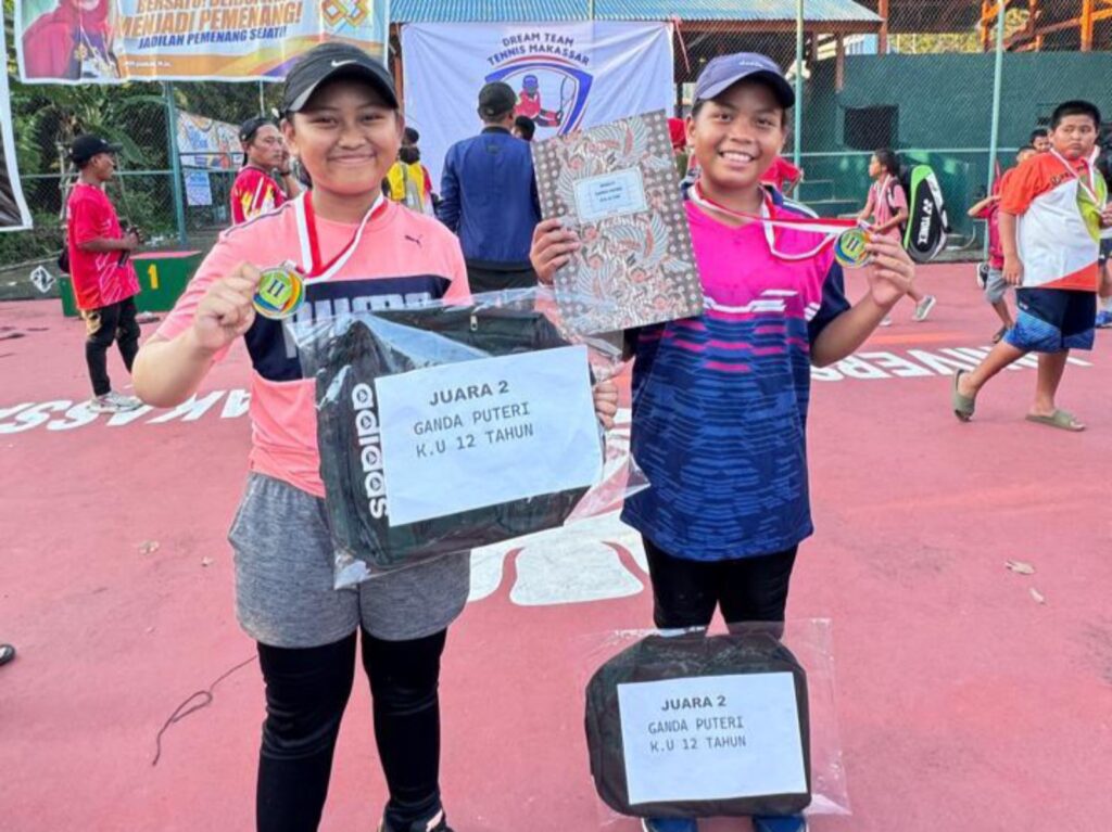 Atlet tenis junior dari Sulawesi Tenggara (Sultra) menerima medali dan hadiah pada Dream Team Tennis Tournament ke-2 2024 di Kota Makassar, Sulawesi Selatan (Sulsel).
