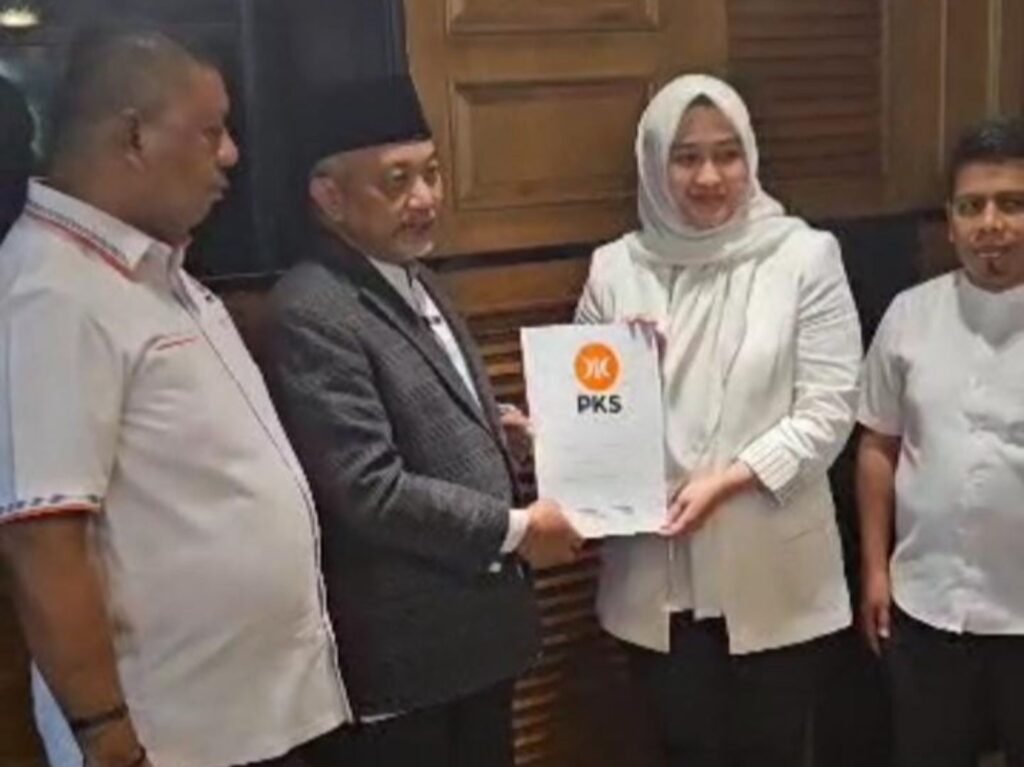 Presiden PKS, Ahmad Syaikhu, menyerahkan dukungan kepada Giona-Subhan di Pilwalkot Kendari 2024.