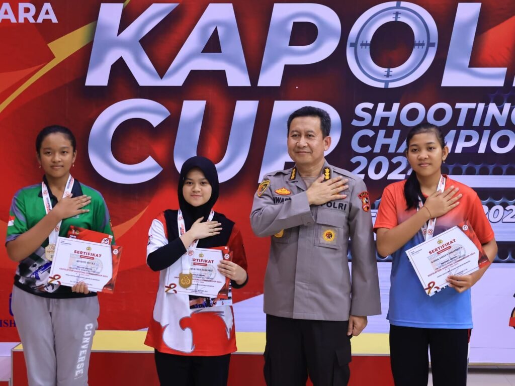 Kirana Fred Saranani saat menerima penghargaan dari Kapolri Cup.