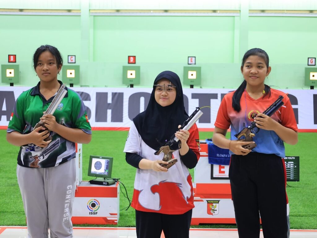 Kirana Fred Saranani saat menerima penghargaan dari Kapolri Cup.