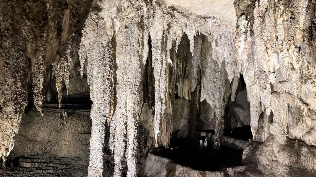 Gugusan stalaktit di Gua Laumehe, Desa Wantopi, Kecamatan Mawasangka Timur, Kabupaten Buton Tengah (Buteng), Sulawesi Tenggara (Sultra).