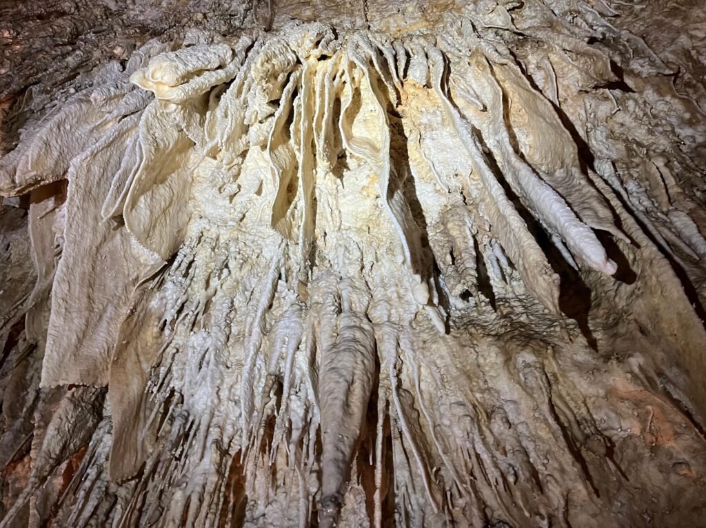 Gugusan stalaktit di Gua Laumehe, Desa Wantopi, Kecamatan Mawasangka Timur, Kabupaten Buton Tengah (Buteng), Sulawesi Tenggara (Sultra).