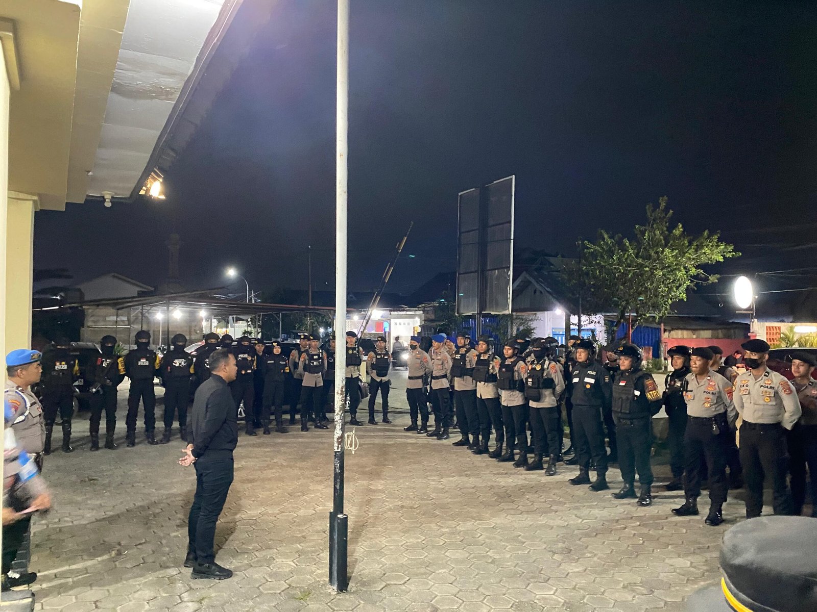 Antisipasi Gangguan Keamanan, Kabag Ops Polresta Kendari Pimpinan Puluhan Personel Gelar Patroli Antisipasi Gangguan Keamanan, Kabag Ops Polresta Kendari Pimpinan Puluhan Personel Gelar Patroli