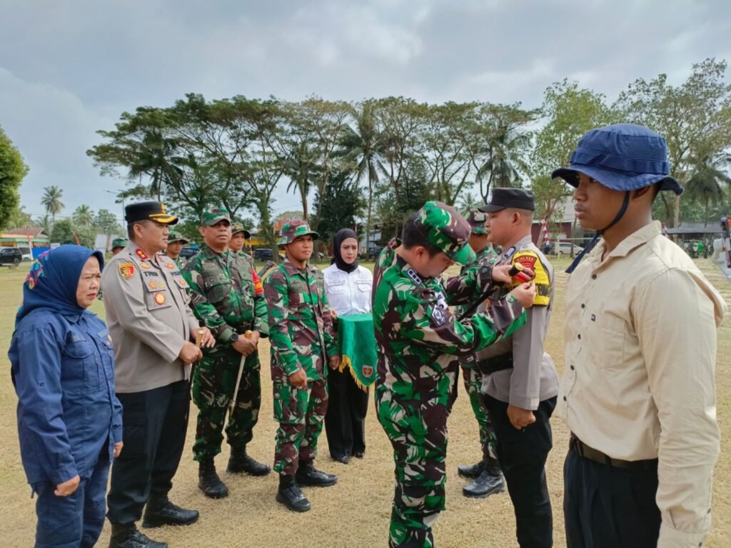 Bupati Abdul Azis menyematkan pita TNI Manunggal Membangun Desa (TMMD) di Kabupaten Kolaka Timur (Koltim), Sulawesi Tenggara (Sultra).