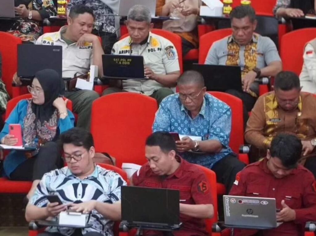 Jajaran OPD Pemkot Kendari saat praktik penerapan aplikasi e-Office.