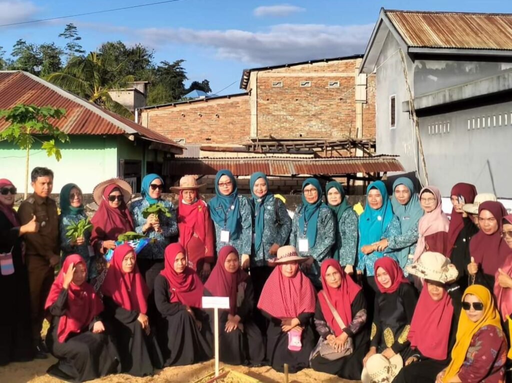 Jajaran Pemkot Kendari saat bertemu dengan keluarga asuh.