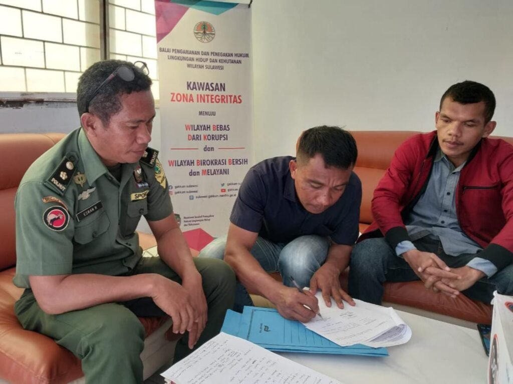 GMNI Kota Kendari mendampingi masyarakat melapor ke Pos Gakkum LHK terkait perusakan hutan mangrove di Desa Lambale, Kecamatan Kulisusu Barat, Kabupaten Buton Utara, Sulawesi Tenggara (Sultra).