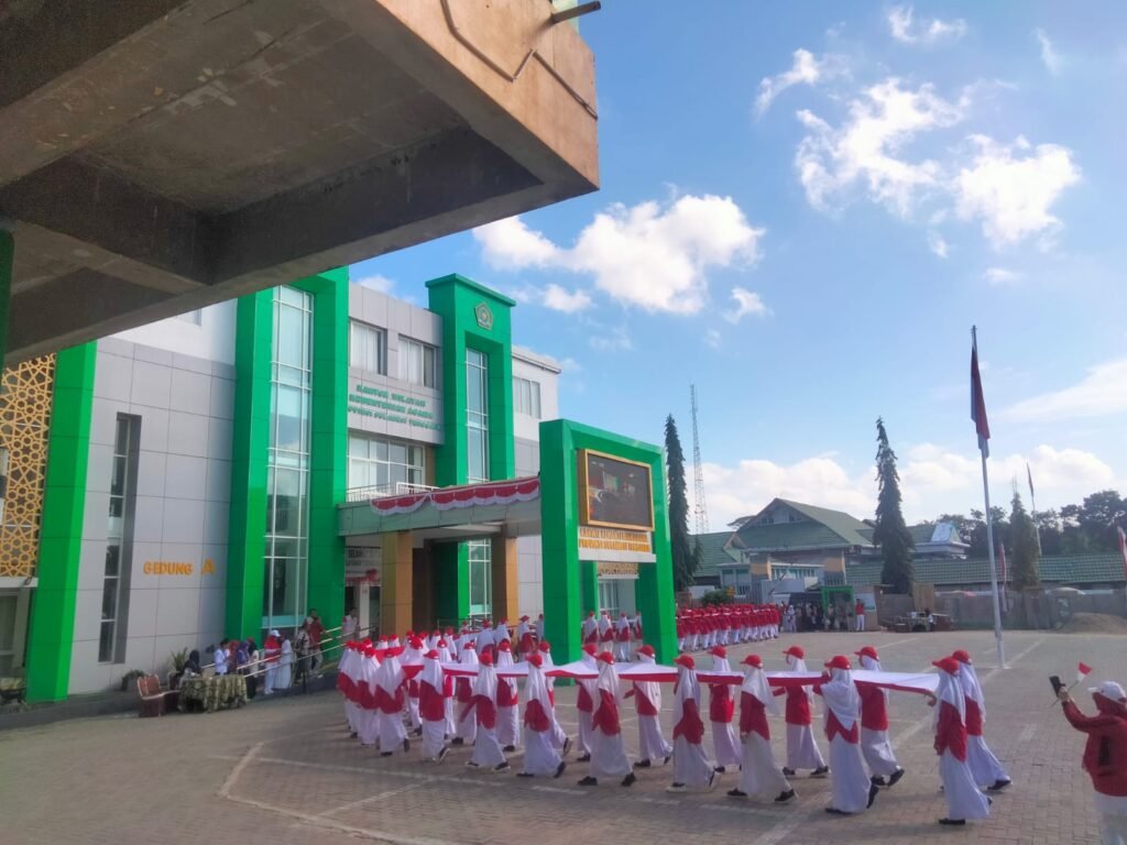 Pembentangan bendera merah putih sepanjang 79 meter dalam kirab kebangsaan memeriahkan Hari Ulang Tahun (HUT) ke-79 Republik Indonesia (RI) di Kota Kendari, Sulawesi Tenggara (Sultra).