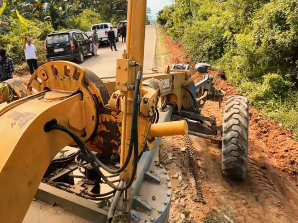 Bupati Abdul Azis memantau perbaikan ruas jalan di Kolaka Timur.