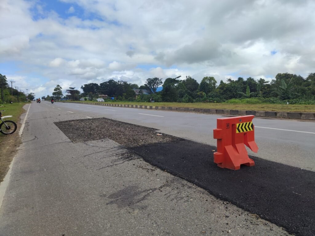 Lubang perbaikan Jalan di Boulevard, Kelurahan Wundudopi, Kecamatan Baruga, Kota Kendari, Sulawesi Tenggara (Sultra).