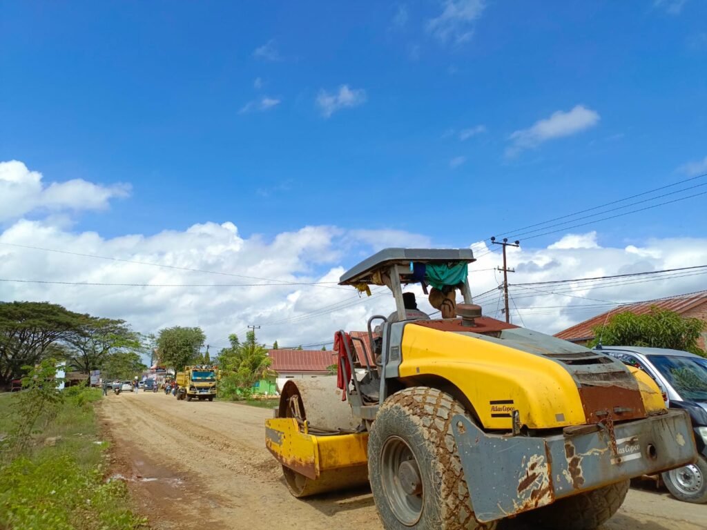 Pengaspalan ruas jalan Raterate - Polipolia, Kolaka Timur.