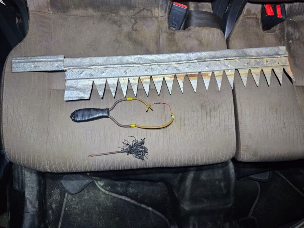 Barang bukti senjata tajam (sajam) jenis golok sisir dan busur diamankan polisi dari pelaku tawuran di Kelurahan Alolama, Kecamatan Mandonga, Kota Kendari, Sulawesi Tenggara (Sultra).