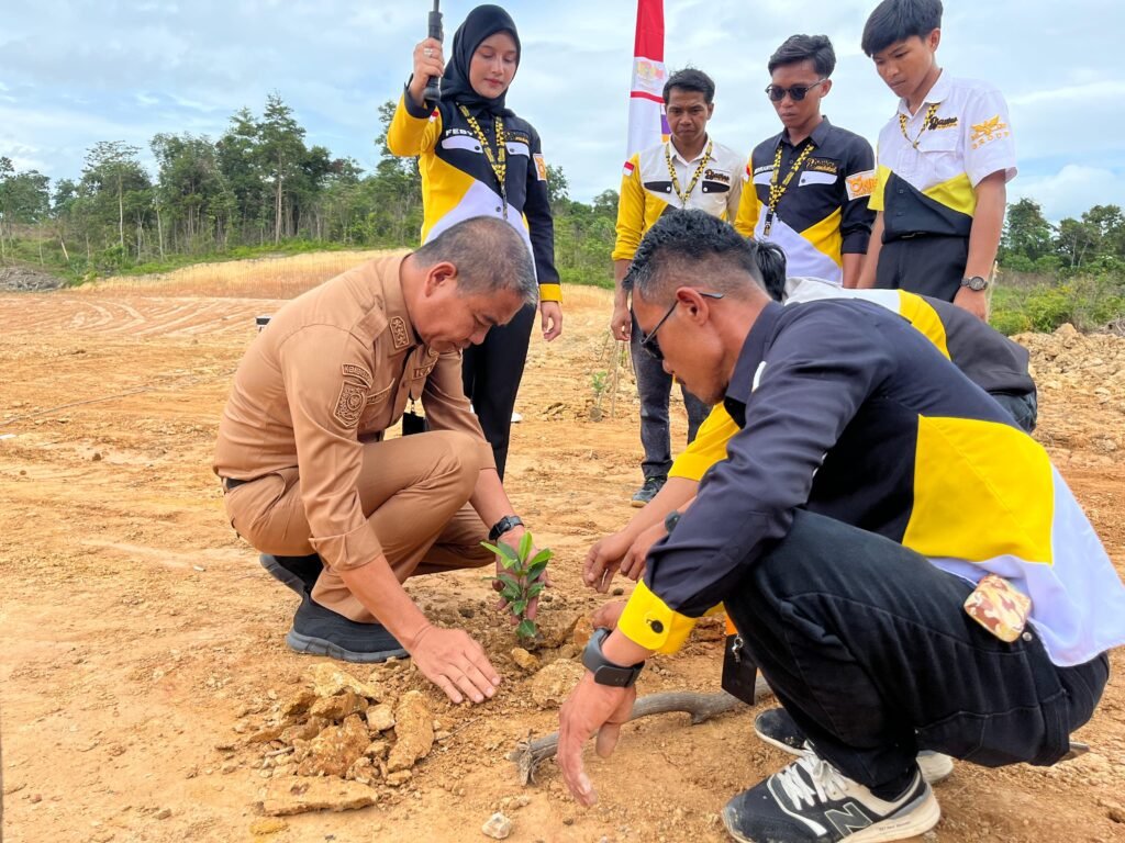 Prosesi penanaman pohon di proyek Djavino Residence ke-7 oleh Kadis DLHK Kendari, Paminuddin.