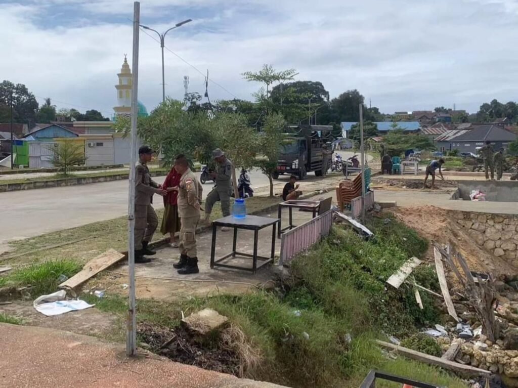 Satpol PP Kota Kendari menertibkan sejumlah pedagang kaki lima (PKL).