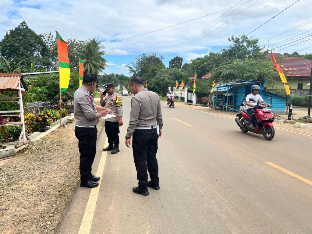 Polisi saat melakukan proses olah TKP di lokasi kecelakaan maut di Baula, Kabupaten Kolaka.