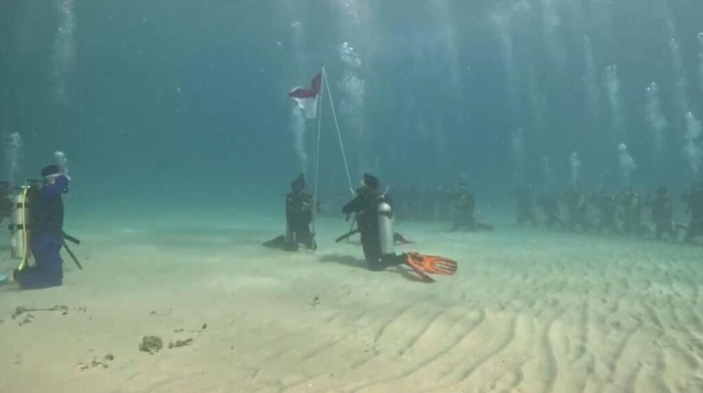 Momen pengibaran bendera merah putih di Laut Namu, Konawe Selatan.